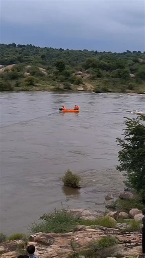 Local Samachar on Instagram: "NDRFની બોટ સાબરમતી નદીમાં તણાઈ ગઈ #revir #sabarmati #rain #accident #accidents #highlights #highway #highwaypatrol #sabarkantha #himatnagar #khedbrahma #gujarat #gujaratistatus #gujaratishayari #gujjurocks #gujaratiquotes #gujaratisong #gujaratiwedding #gujarati #gujjus #trendingreels #trend #viralreels #viral #likeme #likealways #like4like #followｍe #followers #ndrf"