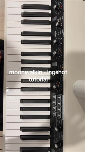 the g part is fast lol . . @Xxxbillyturtle #lngshot #moonwalkin #jaypark #krnb #pianotutorial
