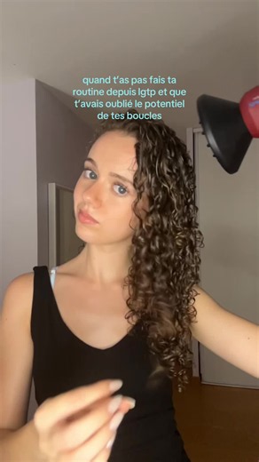 Routine cheveux bouclés d’été : réveiller ses boucles oubliées