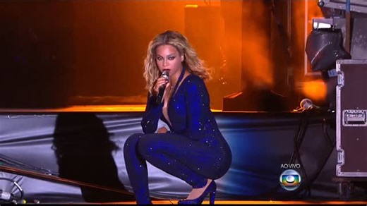 Bey History🐝 on Instagram: "Beyoncé “Irreplaceable” Rock In Rio 2013 She held out the mic and 85,000 voices finished her sentence “To the left, to the left…” Beyoncé stood in and smiled knowing that this song no longer lived in her alone. It belonged to the women who left, the hearts that healed, and the voices that found strength in singing it out loud. This is what legacy sounds like. Let’s buzz back to this Rio moment By this point in the set, Beyoncé had already danced, belted, and stunned