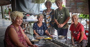 Dihasilkan setahun sekali, kuih kapit tradisional 5 beradik sering dinantikan pelanggan | Harian Metro
