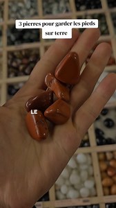 L'hématite, le jaspe rouge et la tourmaline noire; trois pierres pour aider à s'ancrer et se stabiliser. Et toi, quelles pierres t'aides à garder les pieds sur terre ? #ancrage #lithotherapue #hematite #jaspe #tourmaline | Lessecretsdegetm