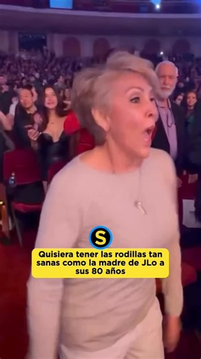 El Snack Report Noticias y Memes on Instagram: "Jennifer López comenzó su residencia en Las Vegas, pero la que lo dio todo fue su mamá 🙂‍↕️ tutorial de cómo puedo obtener esas rodillas, por favor 😩"