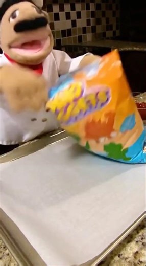Chef pee pee cooks dinosaur nuggets #sml #smlshorts #chefpeepee