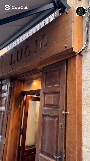 ¿Sabes por qué Casa Lucio es uno de los restaurantes más famosos de Madrid? Tradición, producto y unos huevos rotos que ya son historia de España. En este icónico local de La Latina, la cocina castiza alcanza su máximo nivel. Un imprescindible para amantes de la gastronomía madrileña. #CasaLucio #MadridFood #RestaurantesMadrid #HuevosRotos #CocinaTradicional #FoodieMadrid #GastronomíaEspañola #DóndeComerEnMadrid #Foodie #fouryou #MadridGourmet #parati #FoodReels | Kocinillas_fiel