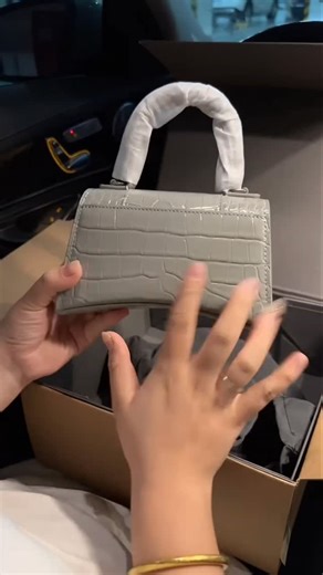 Dan Howell on Instagram: "Please contact me for shopping #United States #Fashion #Bag #Luxury Bags #shopping"