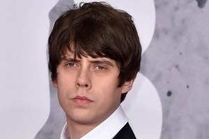 Jake Bugg embracing pop after turning his nose up at chart music