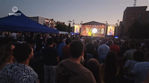 Astăzi se împlinește o săptămână de când am susținut concertul pe stadion, la Timișoara 💜 Ecourile încă nu s-au stins, semn că ceva bine om fi făcut noi, acolo, pe scenă. @dorintapu a realizat un mic montaj, pentru a ne aminti, peste ani, de acest moment special. Dă un play, să vezi cum a fost. Noi abia așteptăm să repetăm experiența 😍👌🏻🎸 | Bosquito