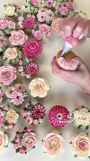 Master Cupcake Decorating with Buttercream Flowers