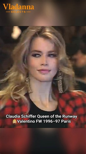 Claudia Schiffer 👸🏼 An Iconic Valentino Moment • Fashion History • Paris FW 1996–97