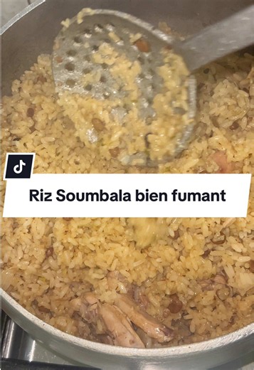 Septembre a décidé de devenir le nouveau mois d’août 😂🌧️ Puisque les pluies de l’août nous ont fait faux bond, j’avais reporté mes recettes « temps de pluie »… mais visiblement, le moment est enfin arrivé 😅 Et qui dit pluie au Burkina dit Riz Soumbala Poulet 🍗🍚 : un incontournable de chez nous, à partager en famille avec beaucoup d’appétit ! ❤️🇧🇫 Chez vous aussi, la pluie vous donne envie de manger quoi ? 😋