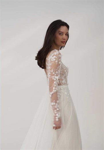 Effortless elegance and modern grace ✨ The Roza gown highlights the silhouette and confidence, making every movement feel natural and feminine. Perfect for a contemporary, emotion-filled ceremony. 💬 Which detail of this gown do you love most? #annakara #weddinginspo #weddingdress #brautkleid #sukniaślubna