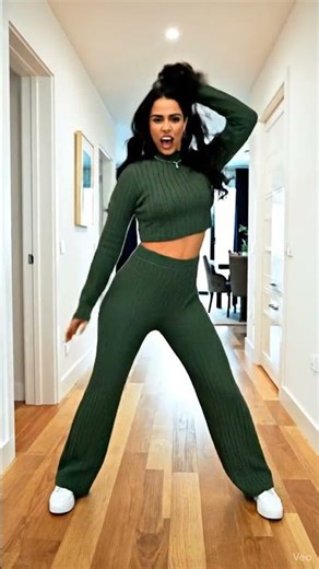 Cute & Funny Outfit Try-On 2025 | Women Holding Phone Modeling Video 😍📱