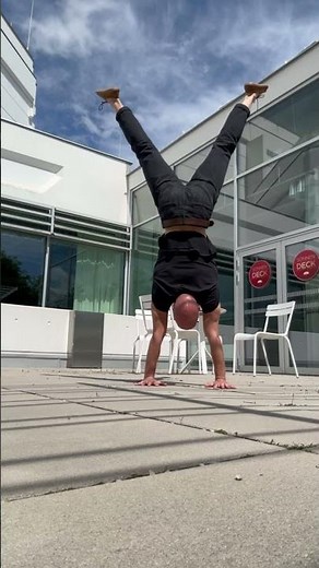Handstand auf dem ORF-Sonnendeck - Barbara Karlich: Talk um 4 • Kraftquelle Bewegung