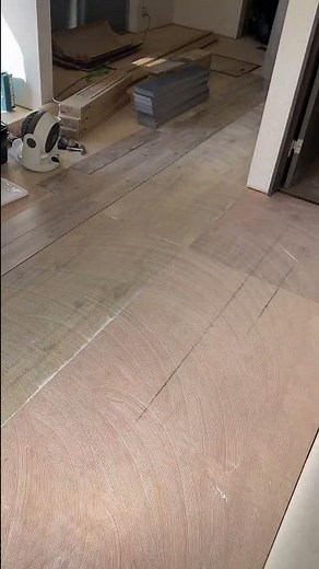 【 美女 床貼り職人 】 「 女子内装職人 」が中古戸建て物件の床に塩ビタイルを貼る動画 塩ビタイルの貼り方