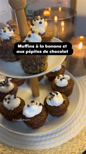 El Amrani Meryeme on Instagram: "Muffins à la banane et aux pépites de chocolat Ingrédients 100 g de chocolat au lait détaillé en morceaux ou 100 g de chocolat noir, détaillé en morceaux 150 g de farine de blé 2 sachets de levure chimique 120 g de beurre mou, coupé en morceaux 3 œufs 100 g de sucre en poudre 2 bananes coupées en quatre 1 pincée de sel Préparation Préchauffer le four à 180°C (Th. 6). Mettre le chocolat dans le bol et râper 5 sec/ vitesse 6 pour obtenir des pépites. Transvaser dan