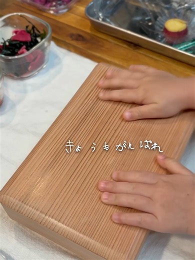 春の一口おにぎり弁当🌸 今日はセリアのご飯の型を使ってみました ご飯をピンクにして、黄色い卵とか載せるのも良さそう𖤣𖥧𖥣𖡡𖥧𖤣 また使おうとおもいます。 【小エビと大葉の混ぜ込みご飯】 ご飯 1合 小エビ 大1〜1.5 大葉 4枚 ごま 小2 だしの素 適量 千切りにした生姜とかを入れるのも好きです⋆* 【切り干し大根とわかめ】 切り干し大根 わかめ ポン酢 ごま油 はんぺんボールの作り方は2025/02/15の投稿 さつまいものレモン煮は冷凍しておいたやつです🍠 お弁当グッズなどは楽天ROOMにまとめてあります🌷 #lunchbox #旦那弁当 #お弁当 #bento