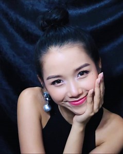 踏入十二月，亦即係代表一連串令人超興奮嘅聖誕新年派對即將到啦！Beauty Blogger Spoon已經準備好最閃亮嘅派對妝容，一齊睇吓佢點樣用M·A·C #霧鏡粉底 同 #MACSnowball 嘅Eye Compact仲有 Lip Bag化身派對最搶眼嘅Selfie女王啦！ Spoon’s pick: 底妝- M·A·C霧鏡粉底 Studio Fix Fluid Foundation 眼妝 - #MACSnowball Eye Compact in #RoseGold 唇妝 - #MACSnowball Lip Bag in #Pink #MACHongKong #MACHoliday #MAC閃閃雪花 Regram: @khengchan_ Festival season is officially here, get ready with beauty blogger Spoon Chan for the Queen of Snow Ball makeup and be the selfie queen of this season! Foundation in #Studi