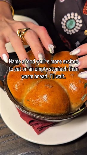 Name a food you’re more excited to eat on an empty stomach than warm bread. I’ll wait. 📍Kali Steak Los Angeles CA | The Dining Dolls