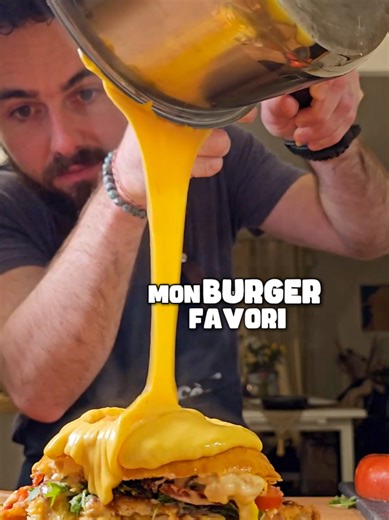 LES BURGERS C'EST LA VIE 🍔 🥣 LA SAUCE QUI FAIT TOUT 30 g d’oignon finement haché 🧅 40 g de cornichons coupés très petits 🥒 6 c.à.s de mayonnaise 1 c.à.s de sriracha 🌶️ 1 c.à.c de paprika ½ c.à.c d’ail en poudre 🧄 1 c.à.c de moutarde 2 c.à.c de cassonade 2 c.à.c de vinaigre blanc 👉 Mélange tous les ingrédients et laisse reposer au frais 30 min minimum. 🍗 LE POULET MÉGA CROUSTILLANT (sans chapelure) 150 g farine Sel et poivre 1 c.à.c paprika 1 c.à.c piment en poudre 🌶️ ½ c.à.c ail en poud