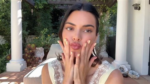 'Plump and Stain:' Kendall Jenner shows off secret to her luscious lips