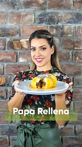 Papa rellena😋 Crocante por fuera y suavecita por dentro… 🥔✨ - 4 unidades de papa negra - 1 unidad de papa amarilla - 2 cucharadas de chuño - Sal - Pimienta - ⁠Comino - ⁠Orégano - Aceite - 500 g de carne molida - 2 unidades de cebolla roja - 2 dientes de ajo picado - 2 cucharadas de ají panca pasta - 6 unidades de aceituna negra - 1/2 taza de pasas - ⁠3 huevos duros . . . #lacocinadecolette #coletteolaechea #mamachef #recetacasera #almuerzo #paparellena #papaperuana | Mamá Chef Colette Olaechea