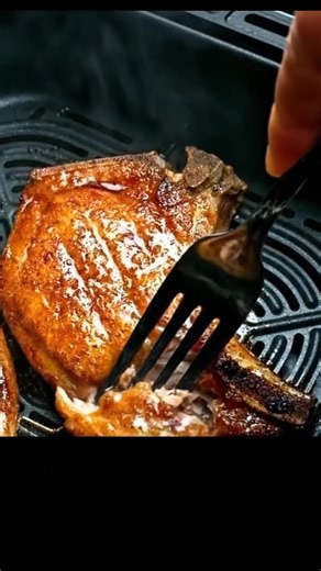 Pork Chops🤤It turned out delicious! I love this quick & easy recipe and it’s a treat for Beginners.... Ingredients Pork chops (bone-in if you can) Salt & black pepper Garlic powder or minced garlic Paprika (or smoked paprika) Oil or butter Quick Method Pat chops dry, season generously with salt, pepper, garlic, and paprika. Heat a pan (or air fryer) with oil over medium-high. Sear chops 3–4 min per side until golden and juicy. Add a knob of butter garlic, spoon it over the chops for 30 seconds.