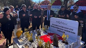 Depremde hayatını kaybeden Cemal Kütahya ve ailesi kabri başında anıldı