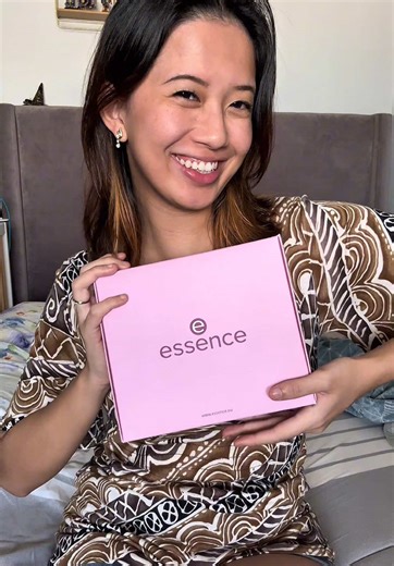 ☀️ Soft Summer Glow Vibes ✨ Created this dreamy glow using @essence.cosmetics JUICY BOMB Lipgloss & Soft Touch Mousse Blush — lightweight, glowy, and super affordable! 💖 Because beauty should be fun, effortless & kind to your wallet too 🫶 📍Available now at your nearest Guardian store — go glow up 💄 #essencecosmetics #SummerGlow #SoftGlamLook #GRWM #AffordableBeauty @Partipost
