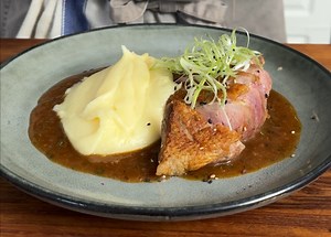 ✨ How to Make a Duck Pan Sauce That Doesn't "Sucs"! 🦆✨ Just fried up some duck and want to take it to restaurant-level? I’ve got the perfect pan sauce recipe for you—packed with flavors like Grand Marnier, marmalade, soy sauce, and orange juice, all built from the caramelized fond left in the pan. It’s a rich, sweet, savory sauce that’s perfect to pour over duck, mash, or rice! 🍊🍗 Here’s a quick breakdown: 1️⃣ Score and sear your duck breasts. 2️⃣ Create the sauce with shallots, Grand Marnier