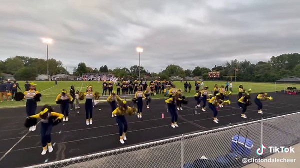 #cheerchants #getfiredup #godragons🐉 #highschoolcheer #varsitycheerteam #chscheerpride #hscheer #goblue #stompnshakecheer #chant #footballseason2023