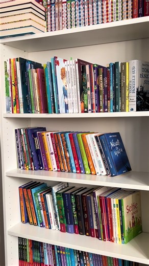 De Ziua Culturii Naționale, vă invităm să vedeți biblioteca noastră de autori români pentru copii, clasici și contemporani. 📚 N-am ținut cont de niciun criteriu de clasificare, e un amestec grozav de povești ilustrate, poezii, benzi desenate, piese de teatru și romane publicate la Arthur, Vlad și Cartea cu Genius, MiniGrafic și Youngart 🙂 ✨ Rafturile voastre de autori români cum arată? #ziuaculturiiromâne #autoriromânipentrucopii #cărțiilustrate #edituraarthur #biblioteca