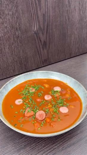 David Vonášek on Instagram: "Krémová frankfurtská polévka ❤️ 🎄 Vánoce chutnají nejlíp, když voní kořením. Dopřej si letos sváteční vaření bez kompromisů – s poctivým kořením od @gresik.valdemar a dalšími vybranými dobrotami, které patří k Vánocům stejně jako cukroví a stromeček. ✨ Tipy na vánoční použití: • Svařené víno & punč – skořice, badyán, hřebíček a pomerančová kůra pro tu pravou zimní atmosféru • Pečené maso a řízky – koření na drůbež, vepřové i zvěřinu dodá chuť bez zbytečné chemie • C