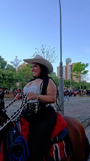 36K views · 1.5K reactions | 鸞Wonderful Curvy Lady on Horseback  #culturas4k #colombia #lady #ladies #horses #caballos #women #usa #mexico | Culturas 4K | Facebook