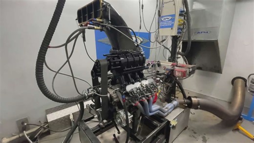 Testing the new engine combination on the dyno with impressive results.mp4
