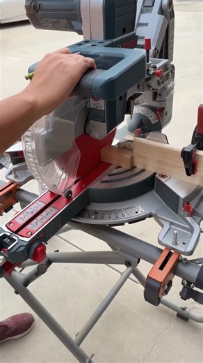 This Modern Coat Rack can be made with only a saw and a drill! ✨https://www.anikasdiylife.com/diy-modern-coat-rack/ #pianocoatrack #moderncoatrack #diycoatrack #mudroom #woodworkingproject #diyfurniture #woodworkingplans #beginnerwoodworking | The DIY Life with Anika