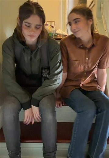 Anyone notice the mistake… #outbreakday #tlou #thelastofus #dellie #elliewilliamscosplay Just got off a 12 hour work shift lol