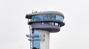 POZRITE SA DO LETISKOVEJ VEŽE Všetky pristávajúce aj odlietajúce lietadlá majú na bratislavskom letisku pod palcom riadiaci letovej prevádzky, ktorí sedia vo veži priamo nad plochou. Pozrite sa s nami na miesta, na ktoré bežne verejnosť prístup nemá. Viac o práci riadiaceho letovej prevádzky sa dozviete tu: https://www.lps.sk/sk/kariera/praca-riadiaceho-letovej-prevadzky Letové prevádzkové služby Slovenskej republiky majú aktuálne aj vypísané výberové konanie na riadiaceho letovej prevádzky: htt