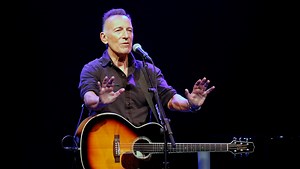 Bruce Springsteen jokes about DWI arrest: "An act so heinous that it offended the entire fuckin' United States!"