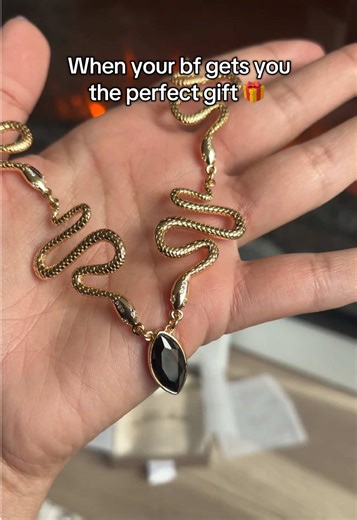 Whether a gift for your partner (or for yourself) it’s the perfect completion to any outfit #choker #chokernecklace #necklace #giftsforher #jewelry