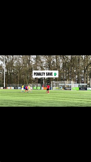 Penalty voor Berghem Sport… maar Josh stopt ’m 🧤❌ Belangrijke redding in de 5-1 winst van VDZ JO14-1. #VDZ #JO141 #Keeper #PenaltySave
