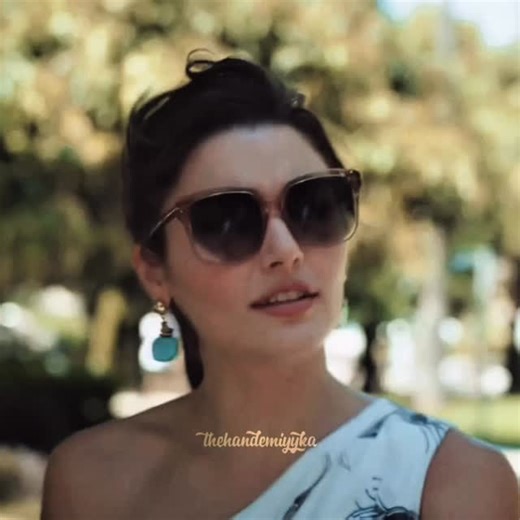 Hande Erçel on Instagram: "Нельзя #постучисьвмоюдверь #sencalkapimi #edayildiz #serkanbolat #loveisintheair"