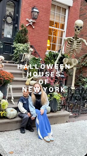 The Most Decorated Halloween Houses in Manhattan 👻 If you love spooky vibes, pumpkins, and over-the-top Halloween decor - this is your ultimate NYC map🗽🕸️✨ Grab a coffee, put on your costume, and explore these magical streets! 📍 Upper East Side Highlights: 🎃 E 82nd St between Third & Lexington Ave 🎃 E 80th St between Lexington & Park Ave 🎃 E 78th St between Second & Third Ave 🎃 E 78th St between Lexington & Park Ave 🎃 E 76th St between Madison & Fifth Ave 🎃 E 76th St between Second & T