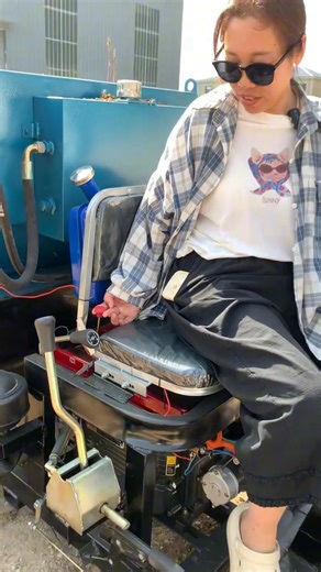 Mini manure spreader, custom-made, compact and flexible, suitable for greenhouse orchards