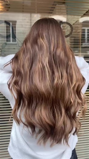 Siete pronti per un restyling sofisticato? 🤩 Provate questa tonalità Very Light Iridescent Golden Blonde in 9.23 della palette Revlonissimo Colorsmetique™ dai toni freddi! Chiedetela al vostro parrucchiere! ✨ L'artista? ➡️ @lynn_auxmainsdargent. 💙 #RevlonProfessional #Hair #HairColor #Innovation #Hairdresser #HairTransformation #CreateBoldly #Colorsmetique #AugmentedColorReality #Revlonissimo | RevlonProfessional