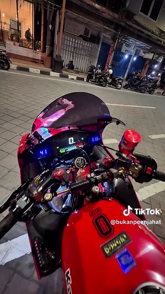 Masih bertahan dengan motif api api