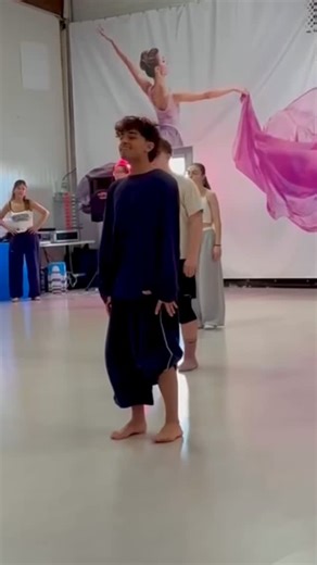 William Lemaire on Instagram: "THE ONE Chorégraphie créée spécialement pour mes classes de jazz fusion débutant/inter. J’adore danser mes chorégraphies intermédiaires, elles me permettent de me challenger tout en travaillant sur des éléments plus simples, avec plus de précision et d’intention. 💚 📍: @iddanse #Chorégraphie #JazzFusion #Danse #DansePassion #danseémotion"