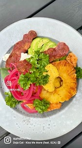 SPINATVAFLER M/KYLLING, KALKUNBACON, GRILLET ANANAS & KARRYDRESSING 💛 Som de fleste af jer jo nok ved - så bliver der bagt rigtig mange vafler herhjemme hos os, og som oftest er det de søde og proteinrige af slagsen 🧇🥰💪🏻 Men jeg er altså også kæmpe fan af denne grønne sag ☺️💚 Opskrift 4 stk. vafler: 5 æg 3 håndfulde frisk spinat 2 dl havregryn 2 spsk. loppefrøskaller Salt & peber 🔸Alle ingredienser blendes sammen og bages på et vaffeljern (kan selvfølgelig også laves som pandekager) 🔸Top