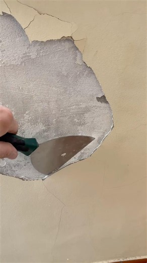 Scraping Away Scraper Prep! Scraping Old Peeling Paint and Loose Plaster Before Reskimming! 🛠️🏚️