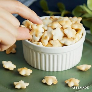 【 おっ◯っと風】餃子の皮でスナックおつまみ 餃子の皮とトースターがあればできる簡単おつまみレシピ!! みんなも作ってみてね！ ■材料 餃子の皮 適量 塩 少々 水 適量 ■手順 1. 餃子の皮に水を塗り、一枚重ねる。 2. 表面に軽く水を塗り、塩をふりかける。 3. 型でくり抜く。 4. トースターで2〜5分ほど、途中で裏返したりしながら焦げないように焼き色が付くまで焼く。 | Tastemade Japan